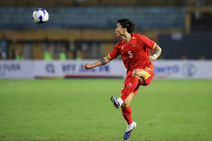 HLV Kim Sang-sik đánh giá cao tân binh Hoàng Hên - Ảnh 6.