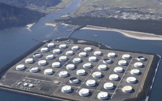 Serbatoi di stoccaggio di petrolio in un deposito a Kagoshima, in Giappone. (Fonte: Kyodo/VNA) Bể chứa dầu tại kho dự trữ ở Kagoshima, Nhật Bản. (Nguồn: Kyodo/TTXVN)