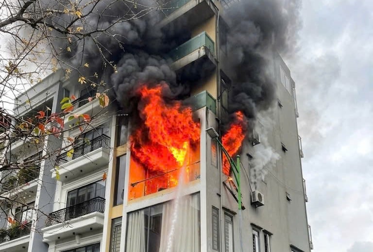 L'incendio è divampato al terzo piano della casa.