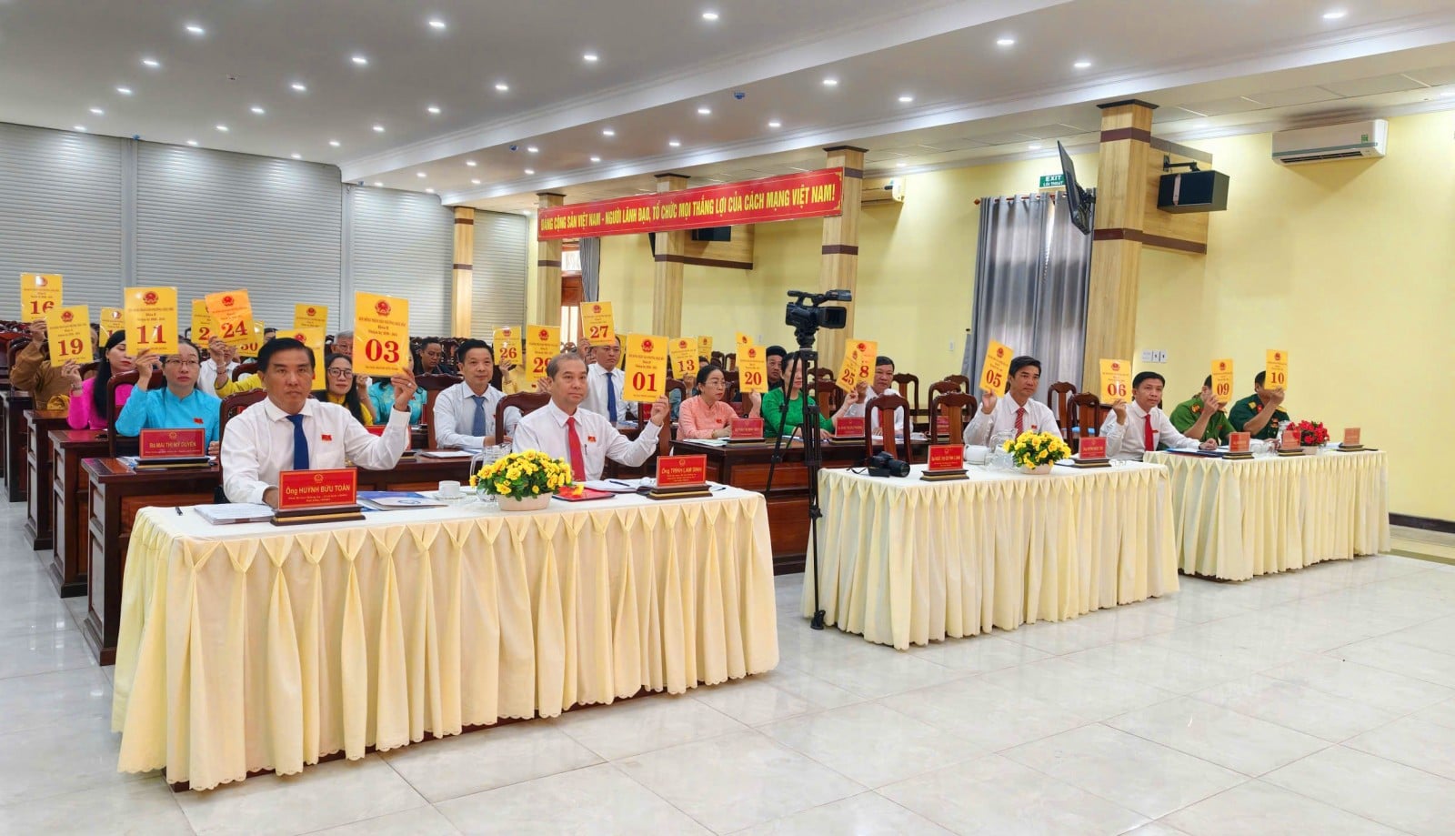 I consigli popolari dei distretti di Chau Doc e Vinh Te hanno eletto i funzionari chiave.