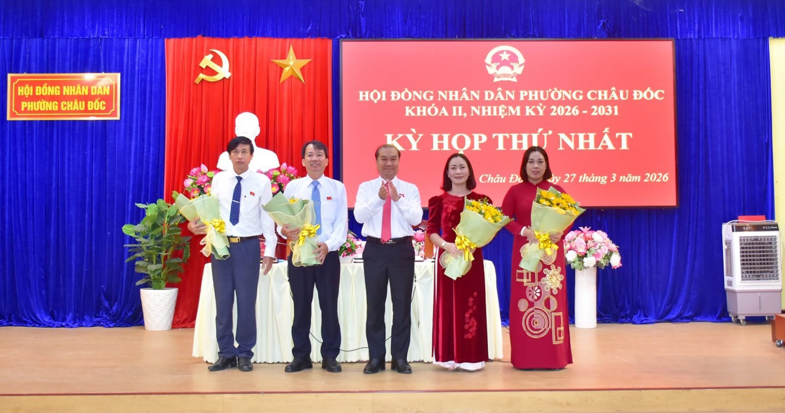 I consigli popolari dei distretti di Chau Doc e Vinh Te hanno eletto i funzionari chiave.