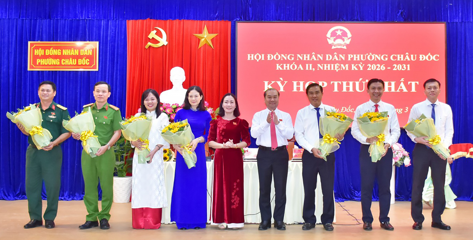 I consigli popolari dei distretti di Chau Doc e Vinh Te hanno eletto i funzionari chiave.