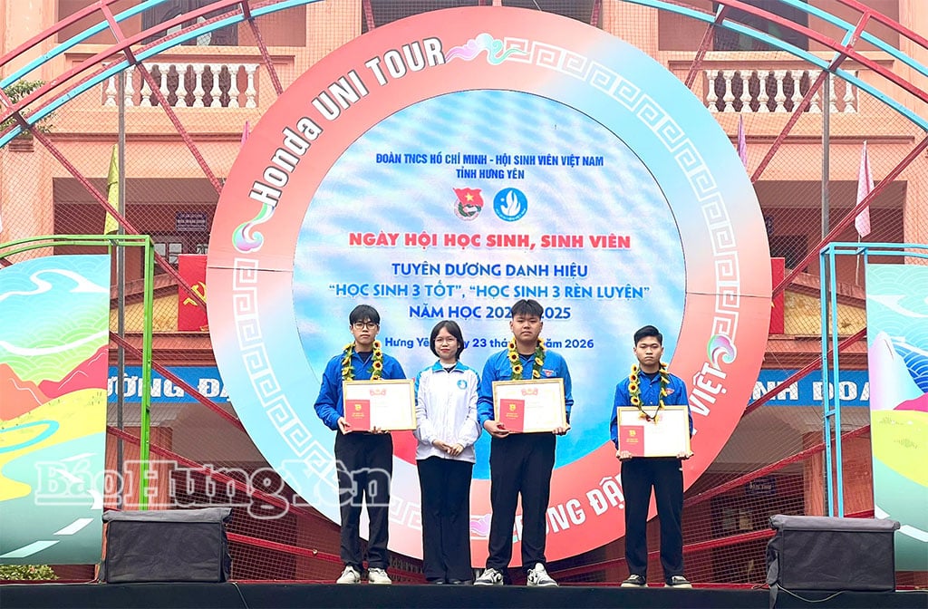 Nguyen Quoc Phong (orang yang berdiri paling kiri) telah dianugerahkan gelaran tersebut.