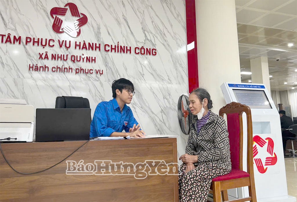 Nguyen Quoc Phong telah mengambil bahagian dalam aktiviti-aktiviti yang membantu orang ramai dengan prosedur pentadbiran di Pusat Perkhidmatan Pentadbiran Awam Komune Nhu Quynh.
