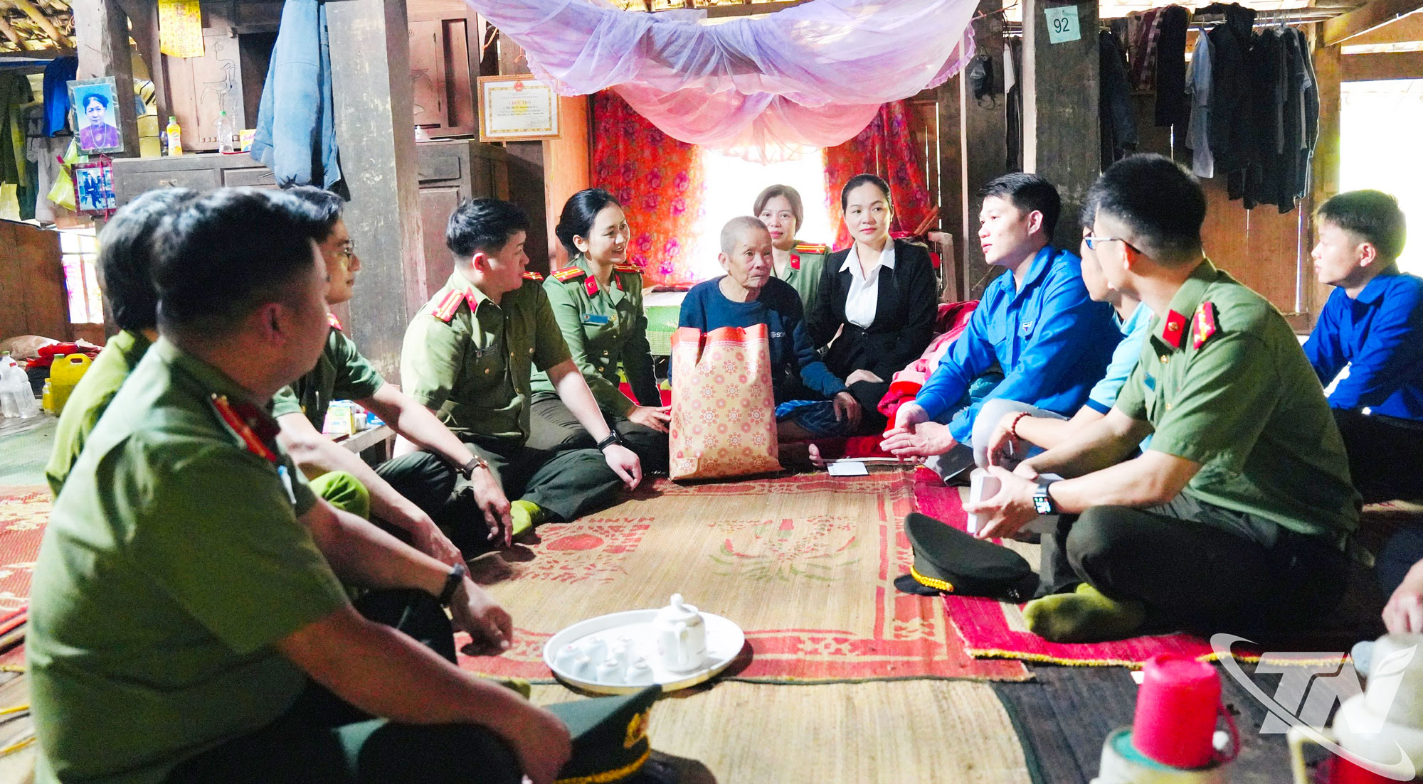 Visita e doni agli ex volontari giovanili del comune di Yen Phong.