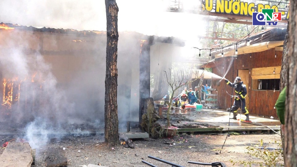 Police brought the fire under control in the Mang Den night economic zone.