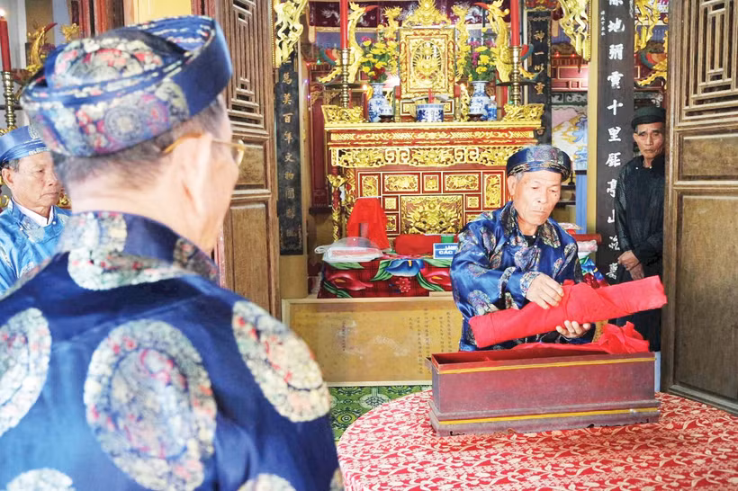 Nghi lễ khai mở hòm bộ sắc phong và tiến hành số hóa các tư liệu gia phả tại làng Cự Lại (thành phố Huế). (Ảnh: TVTH)