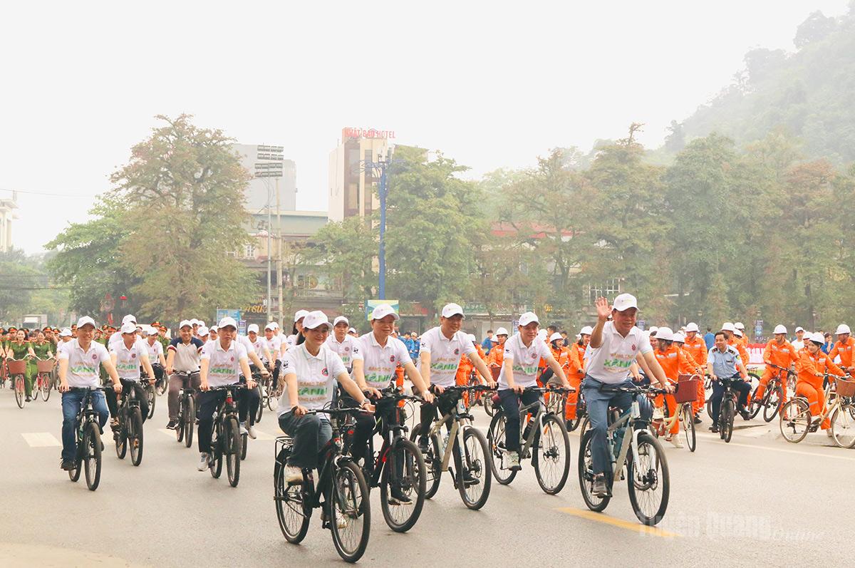 I volontari hanno sfilato in bicicletta lungo le vie principali dei quartieri di Ha Giang 1 e Ha Giang 2.