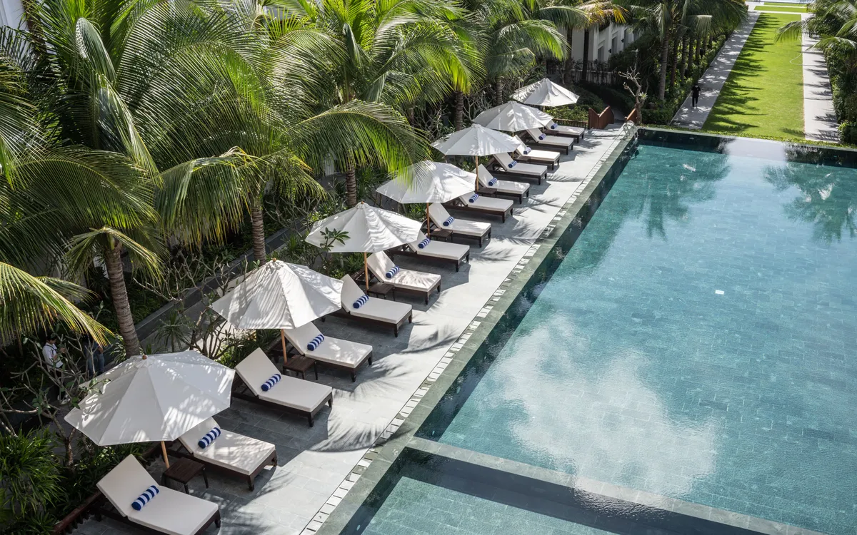 Grazie a una rete di strutture ricettive ben sviluppata e a un paesaggio costiero suggestivo, la zona di Mui Ne ha registrato un notevole incremento del numero di turisti fin dall'inizio dell'estate. Hạ tầng lưu trú phát triển và cảnh quan biển đặc trưng, khu vực Mũi Né ghi nhận lượng khách tăng mạnh ngay từ đầu mùa hè.