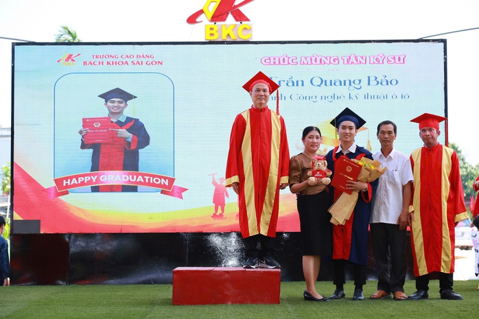 Thành công lớn nhất là trở thành tự hào của cha mẹ - Ảnh 2.