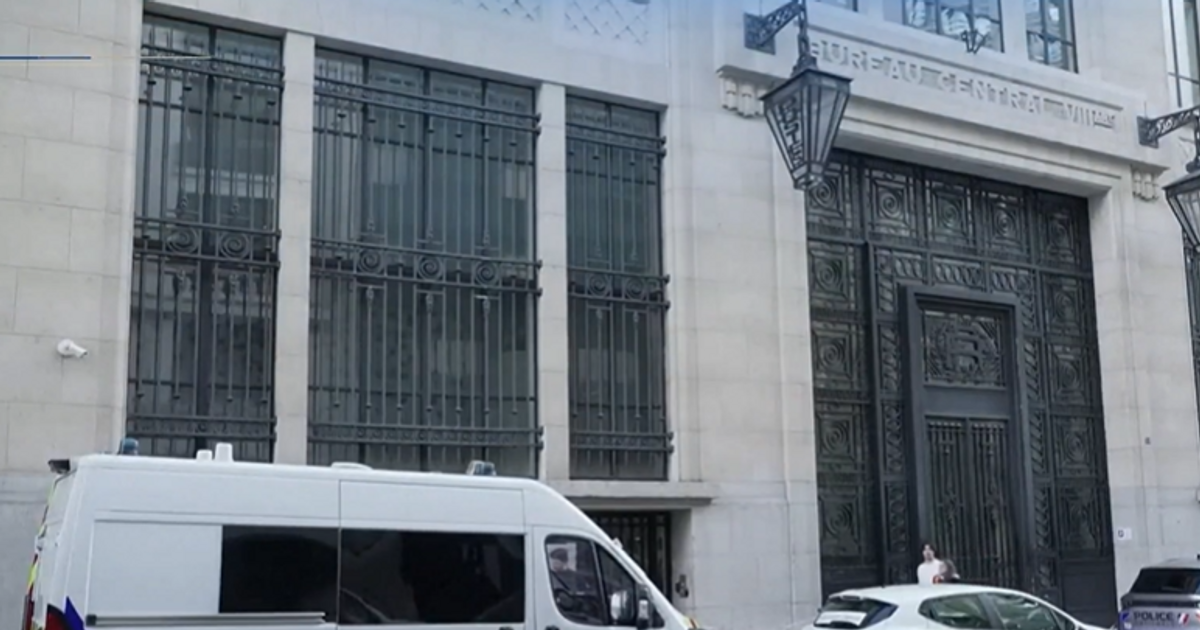 De Franse politie heeft een bomaanslag buiten een Amerikaanse bank verijdeld.