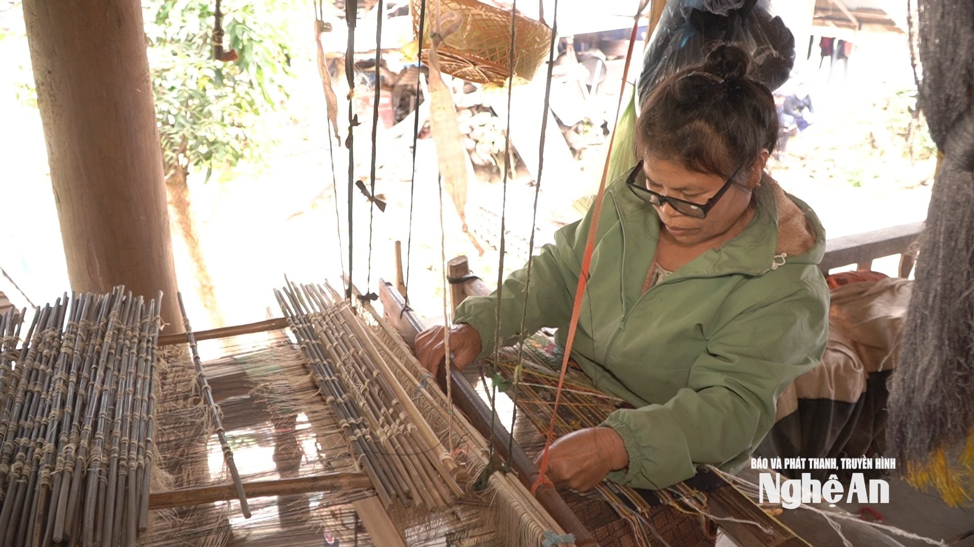La signora Luong Thi Khun, del villaggio di Na Loi, è sfuggita alla povertà grazie alla sua arte di tessitura di broccati.