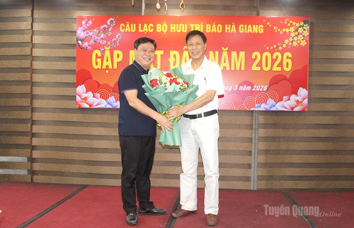 Il compagno Mai Duc Thong ha offerto dei fiori per congratularsi con il festeggiato del compleanno durante la riunione.