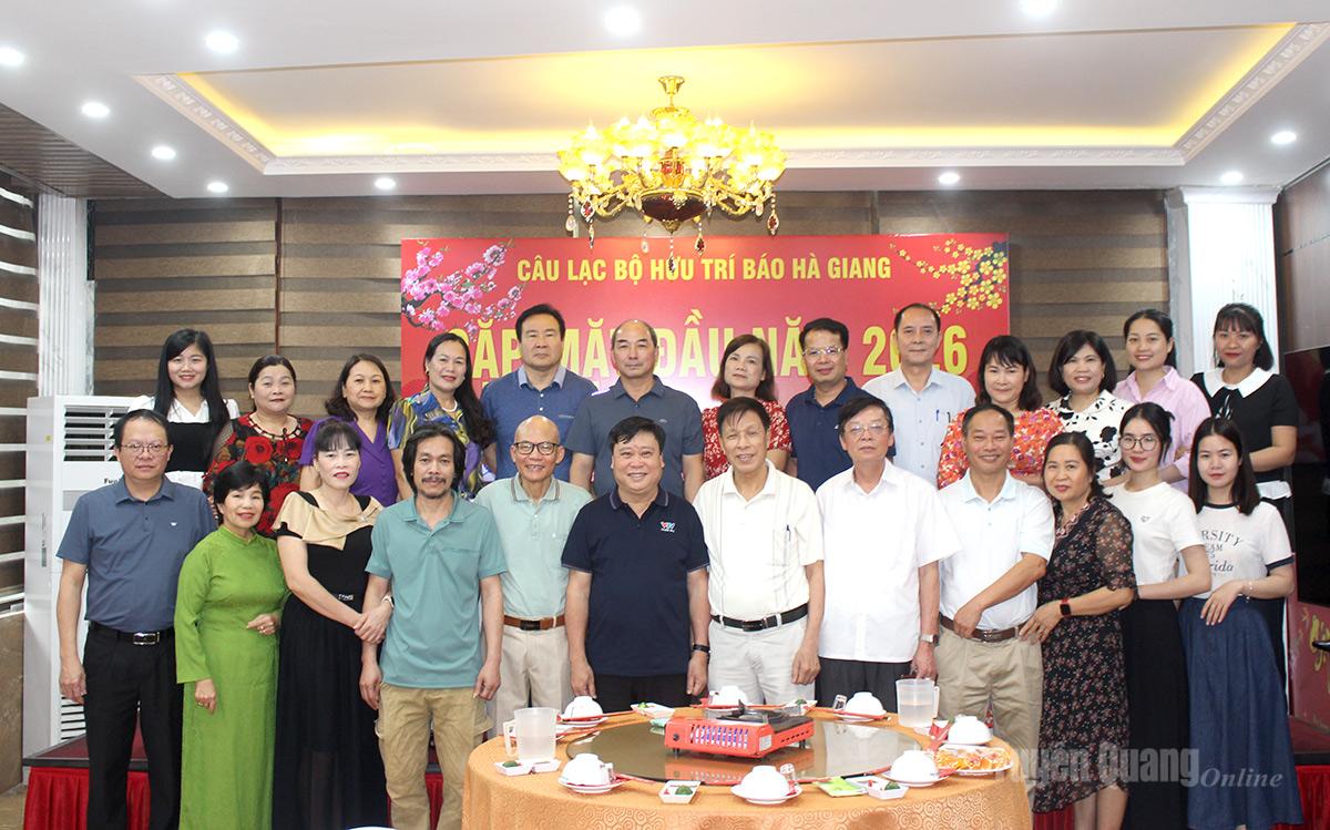 Il circolo dei pensionati del quotidiano Ha Giang ha scattato una foto commemorativa con i dirigenti del quotidiano e della radiotelevisione Tuyen Quang.
