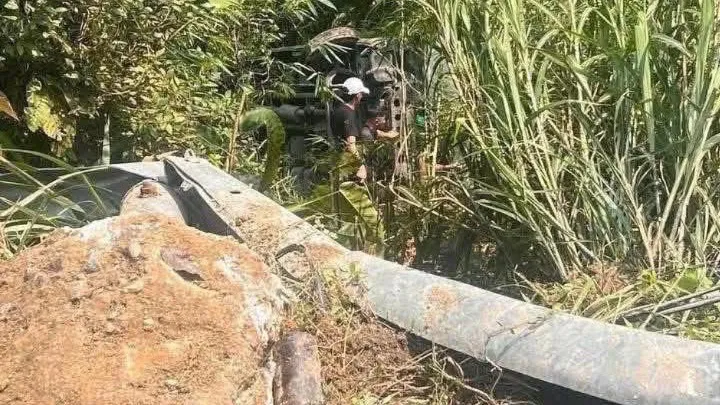 Immagine di un'auto in fondo a un burrone.