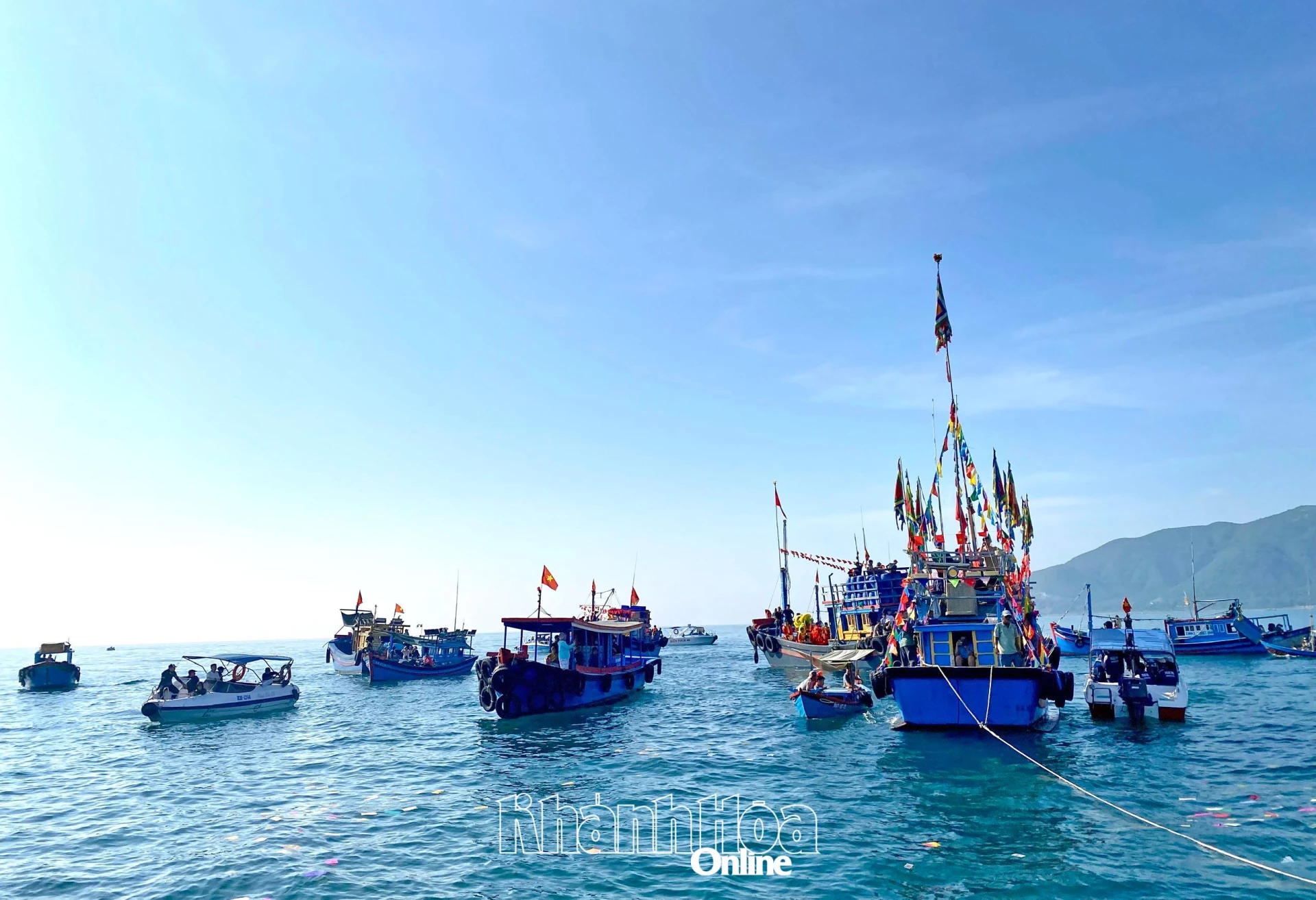Processionen av båtar bär statyn av Ông Nam Hải (Sjöguden) från Mũi Phủ Ông (Phu Ong Cape) till stranden