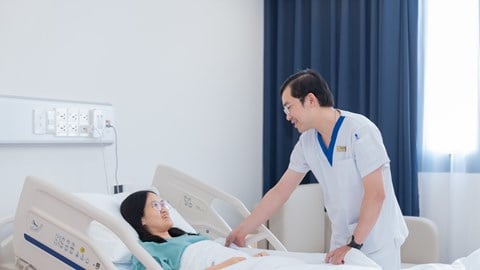 Seguite i pazienti mentre vivono la loro esperienza nell'ospedale più moderno di Hanoi Est.