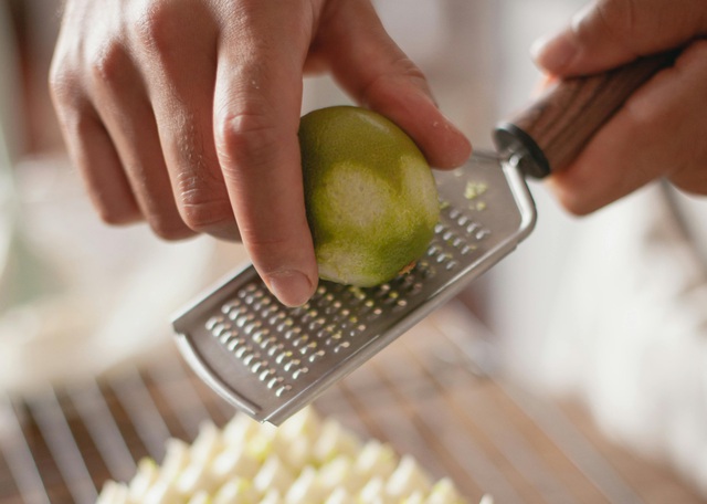 Des médecins partagent des bienfaits surprenants du zeste de citron - Image 1. Bác sĩ chia sẻ những lợi ích bất ngờ từ vỏ chanh- Ảnh 1.
