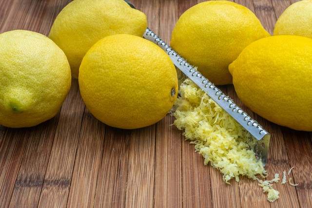 Un médecin révèle les bienfaits surprenants du zeste de citron - Photo 2. Bác sĩ chia sẻ những lợi ích bất ngờ từ vỏ chanh- Ảnh 2.