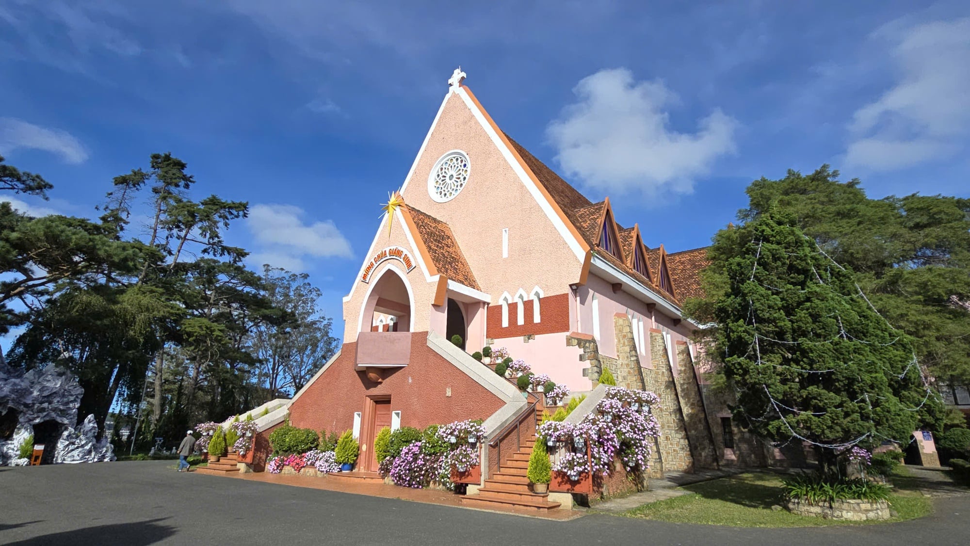 Chiesa del Domaine de Marie - Santuario della Madonna nel cuore di Da Lat - Foto 1.