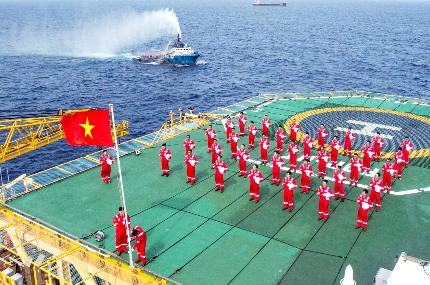 Petrovietnam: Energy development linked to guaranteeing national defense and security.