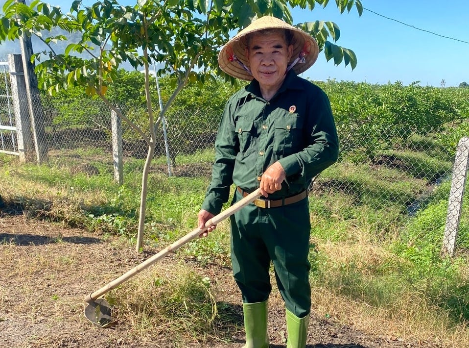 Il veterano Nguyen Ngoc Con si dedica al giardinaggio.