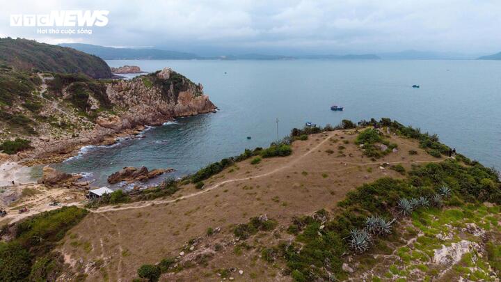 Tranquillo e pacifico, questo luogo affascina i visitatori con la sua bellezza incontaminata e rustica e con l'autentica atmosfera di un villaggio in stile Nẫu.