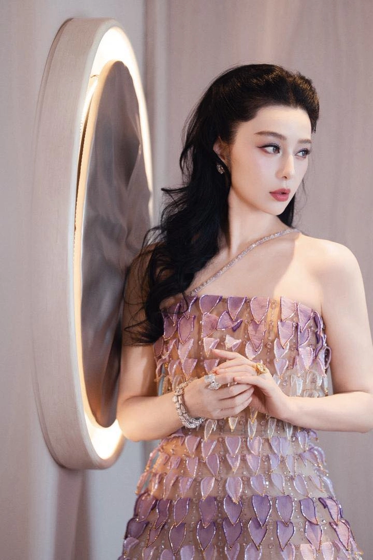 Dopo Fan Bingbing, Zhao Lusi indossa un abito decorato con 350 petali di fiori di Phan Huy - Foto 7. Triệu Lộ Tư - Ảnh 7.