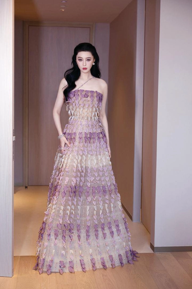 Fan Bingbing indossava un abito dello stilista Phan Huy, già presentato in precedenza a Parigi - Foto 4. Phạm Băng Băng - Ảnh 4.