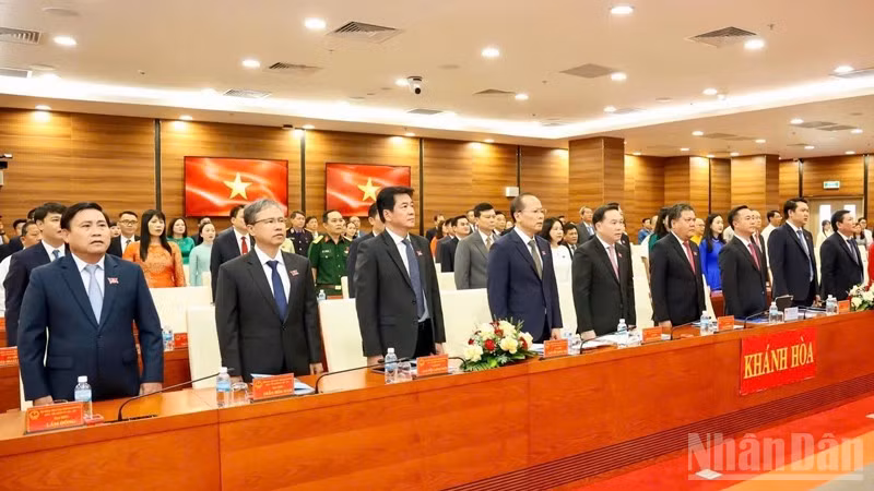 Lederne av den provinsielle partikomiteen, det provinsielle folkerådet, den provinsielle folkekomiteen og den provinsielle komiteen for Vietnams fedrelandsfront i Khanh Hoa-provinsen deltok på sesjonen. (Foto: VU TAN)