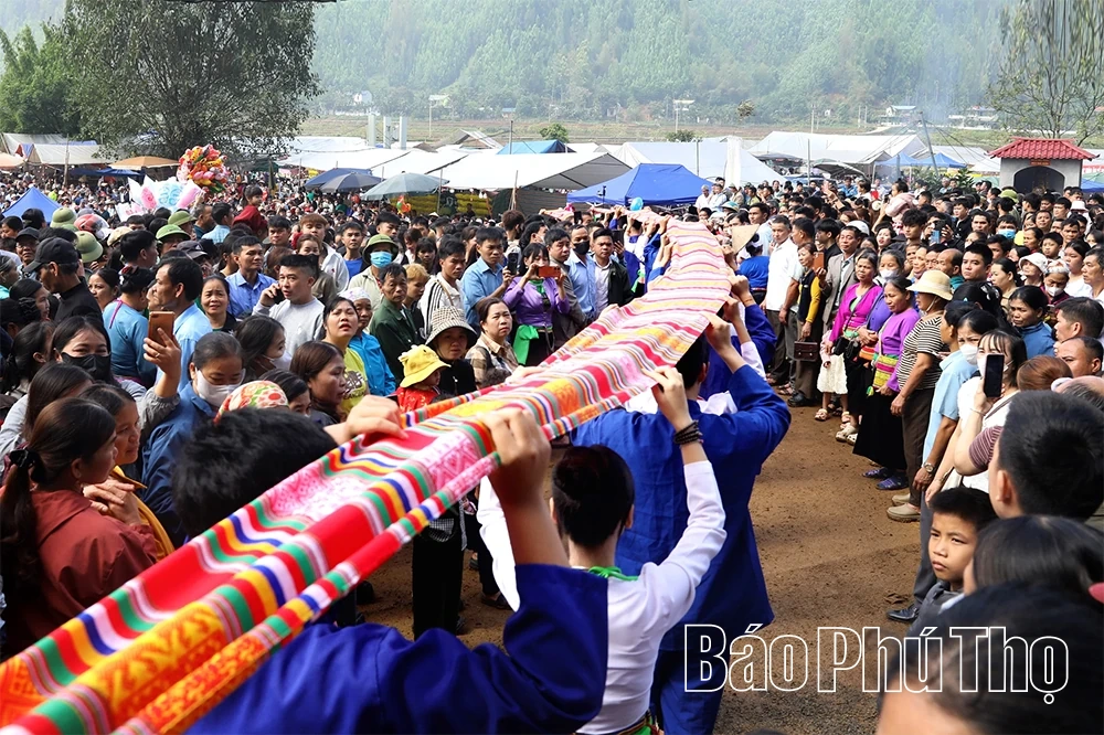 Preservare lo spirito di Muong Khenh attraverso il Festival del Tempio di Khenh