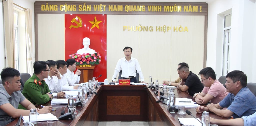 Nel marzo 2026, il distretto di Hiep Hoa ha tenuto una riunione per promuovere e incoraggiare la bonifica dei terreni destinati al Parco Industriale di Song Khoai. Foto: Anh Tuyet (Collaboratrice)