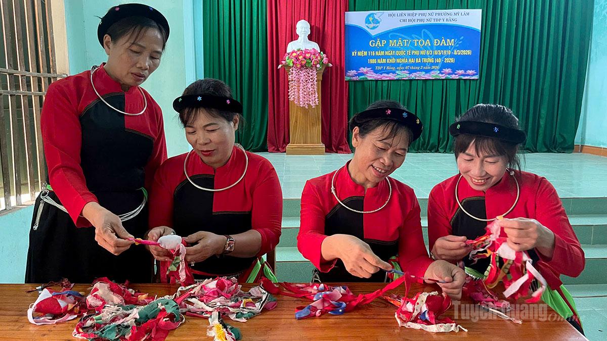 Các thành viên CLB văn hóa Cao Lan, tổ dân phố Y Bằng, phường Mỹ Lâm tìm hiểu cách khâu còn.