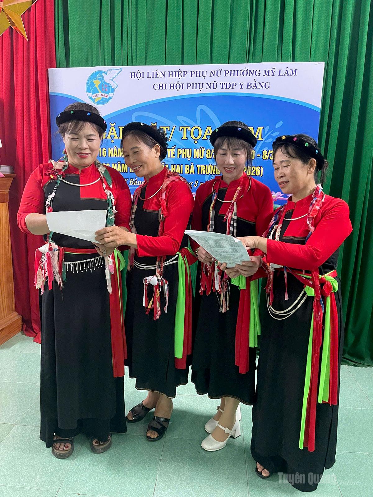 Một buổi tập hát Sình ca của các thành viên CLB.