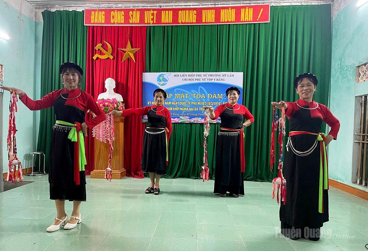 Các thành viên CLB tập múa còn.
