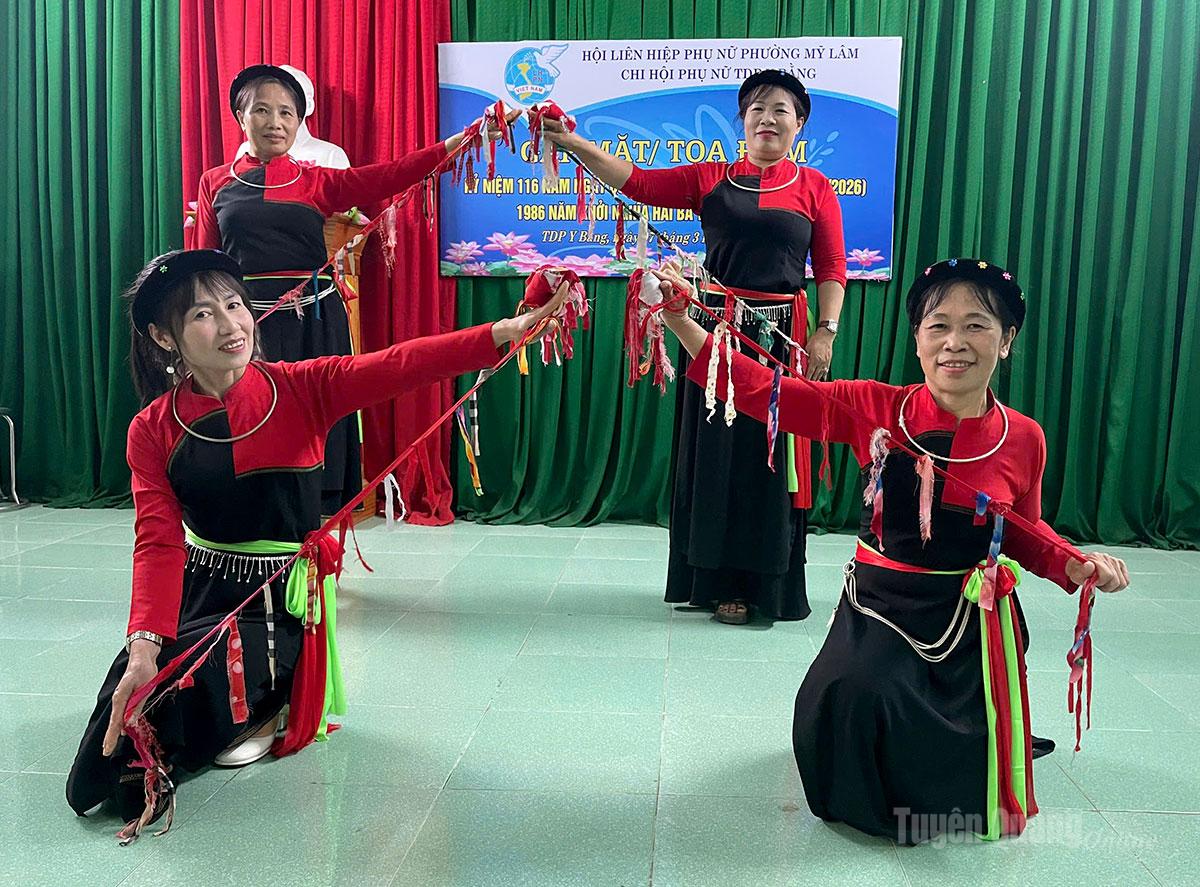 Một buổi tập múa của CLB văn hóa Cao Lan tổ dân phố Y Bằng, phường Mỹ Lâm.