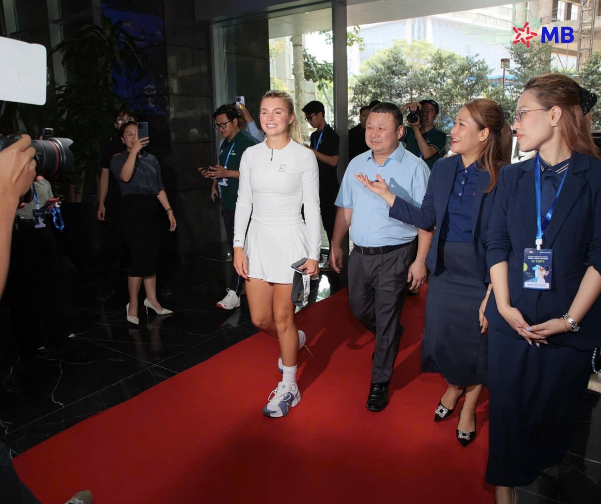 “Quando il numero 1 incontra il numero 1”: Anna Leigh Waters entra a far parte di MB, diffondendo il messaggio “la velocità per essere leader”.
