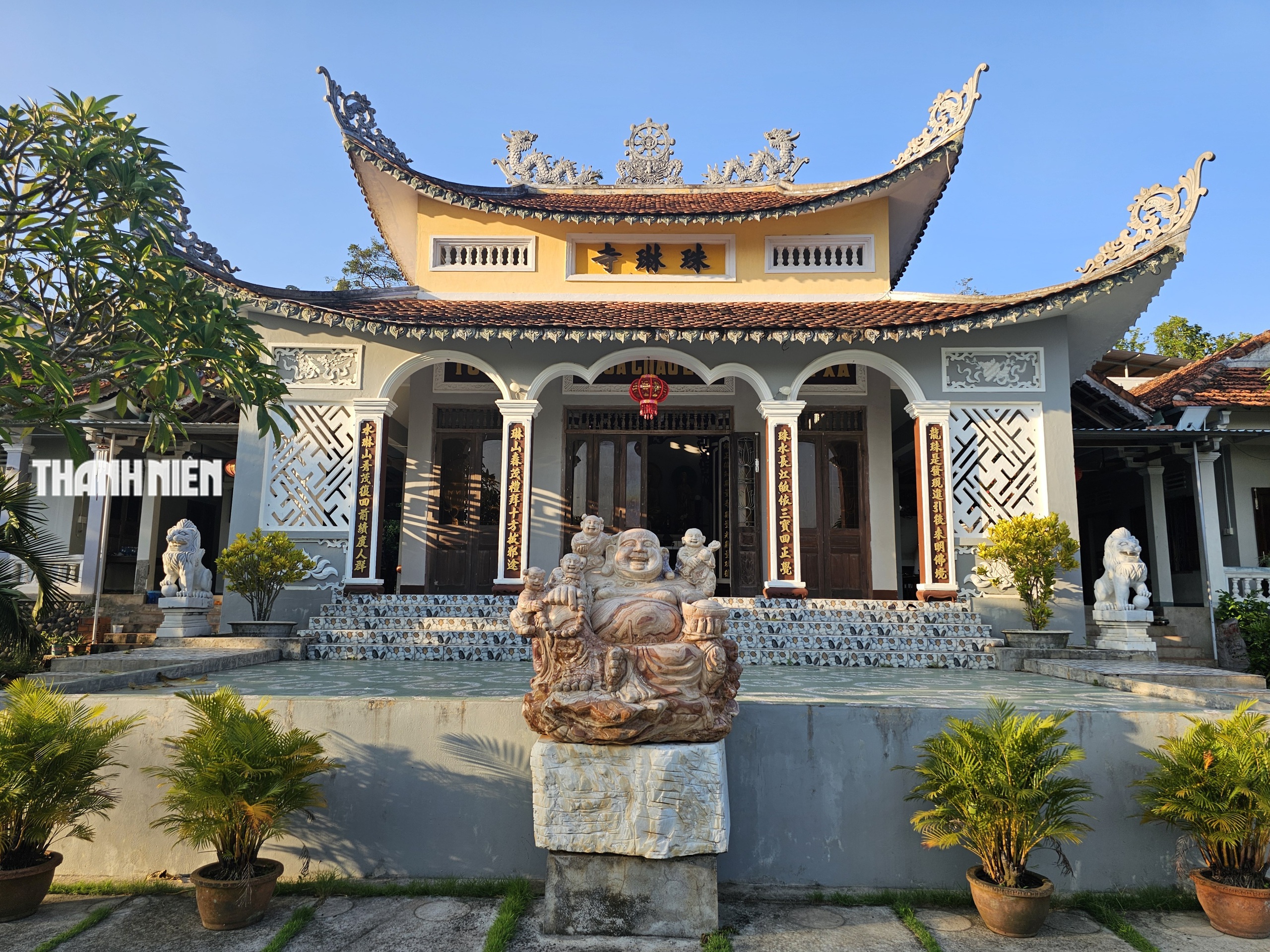 Khám phá ngôi chùa bên núi A Mang với hơn 500 mộ cổ- Ảnh 2.