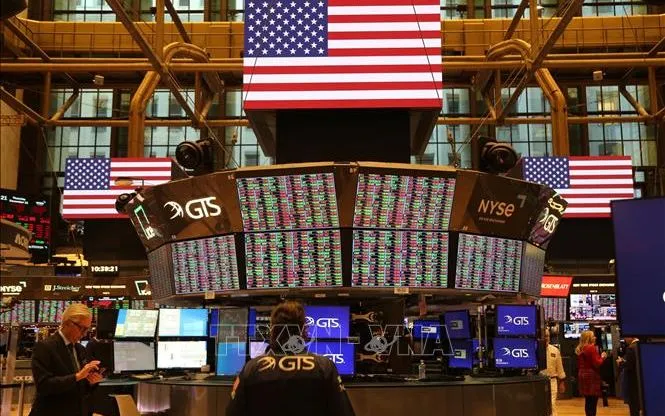 Торговці на Нью-Йоркській фондовій біржі, США. Фото: THX/VNA Giao dịch viên tại Sàn chứng khoán New York, Mỹ. Ảnh: THX/TTXVN