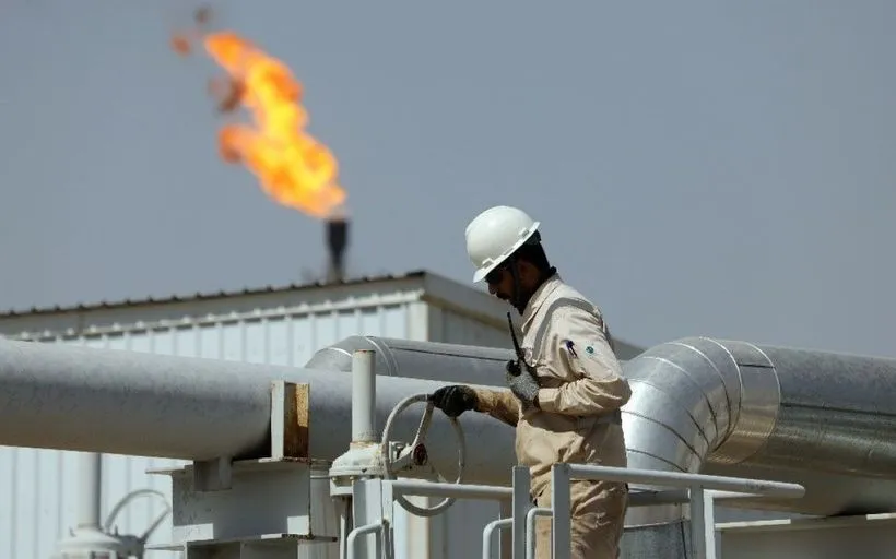 Công nhân làm việc tại nhà máy lọc dầu ở tỉnh Wasit, Iraq. (Ảnh: THX/TTXVN)