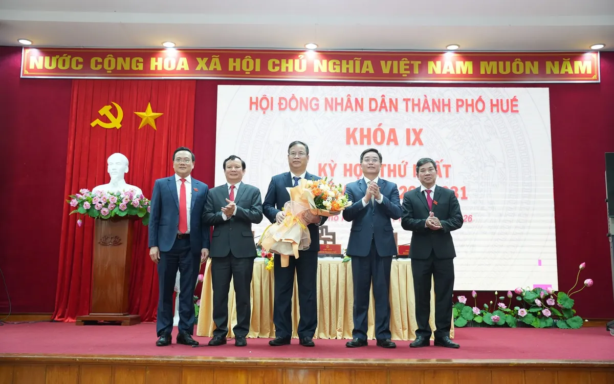 Il signor Pham Duc Tien, vicesegretario permanente del Comitato del Partito cittadino, è stato eletto presidente del Consiglio popolare cittadino per il nono mandato, 2026-2031. Ông Phạm Đức Tiến, Phó Bí thư Thường trực Thành ủy được bầu giữ chức Chủ tịch HĐND thành phố khóa IX, nhiệm kỳ 2026 - 2031
