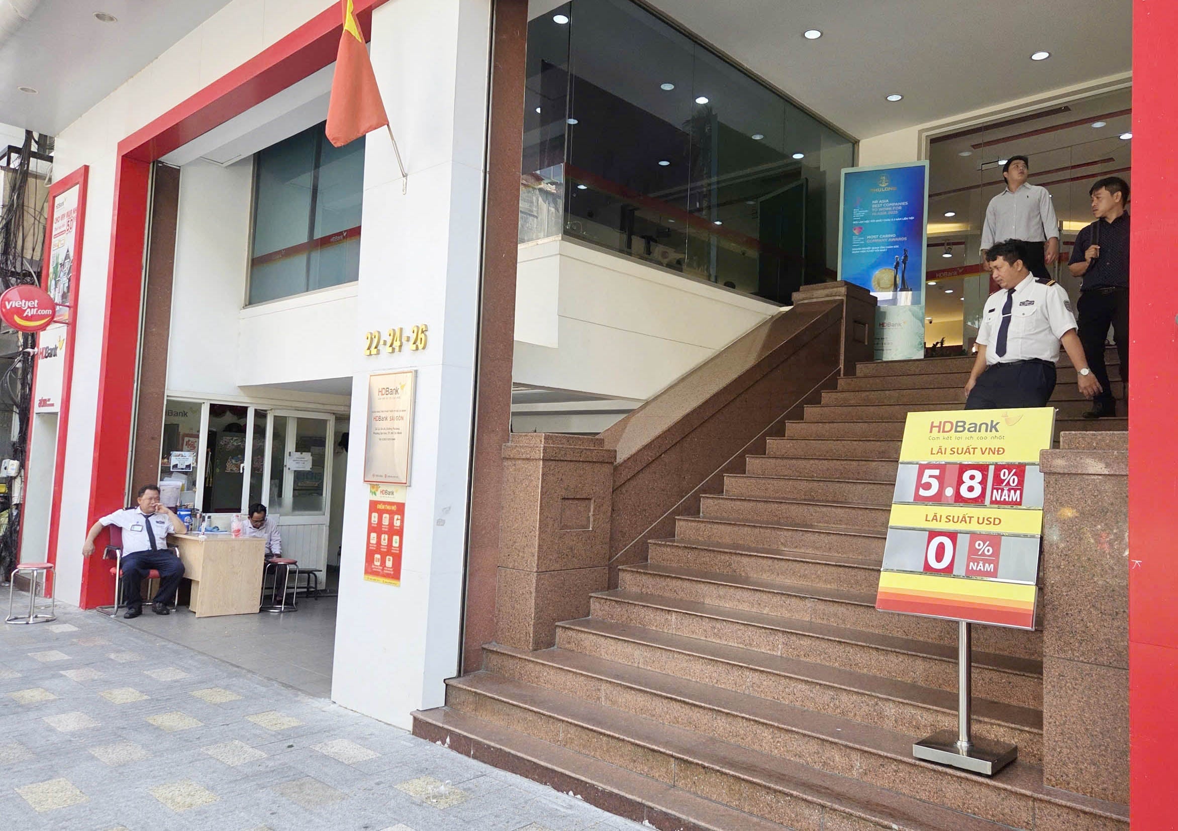 Le persone stanno aumentando i propri depositi di risparmio in banca. Người dân tăng cường gửi tiết kiệm ngân hàng
