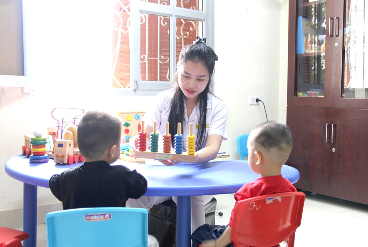 Otizmli çocuklar Huong Sen Rehabilitasyon Hastanesi'nde tedavi görüyor.