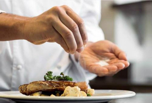 Ăn mặn có suy thận không? - Ảnh 1.