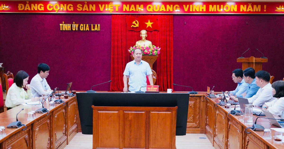 Wakil Sekretaris Komite Partai Provinsi, Rah Lan Chung, bekerja di ...