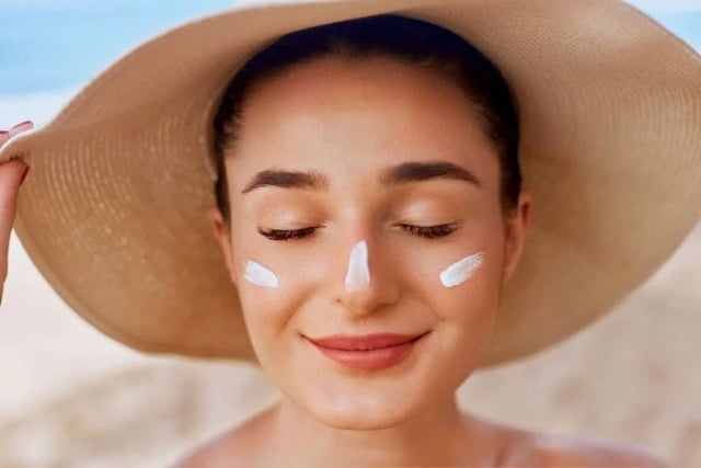 Perché mi vengono ancora le lentiggini nonostante applichi la crema solare? - Immagine 2. Vì sao vẫn nám dù bôi kem chống nắng?- Ảnh 2.