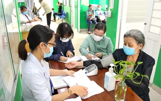 El personal médico está realizando chequeos de salud a la población local.