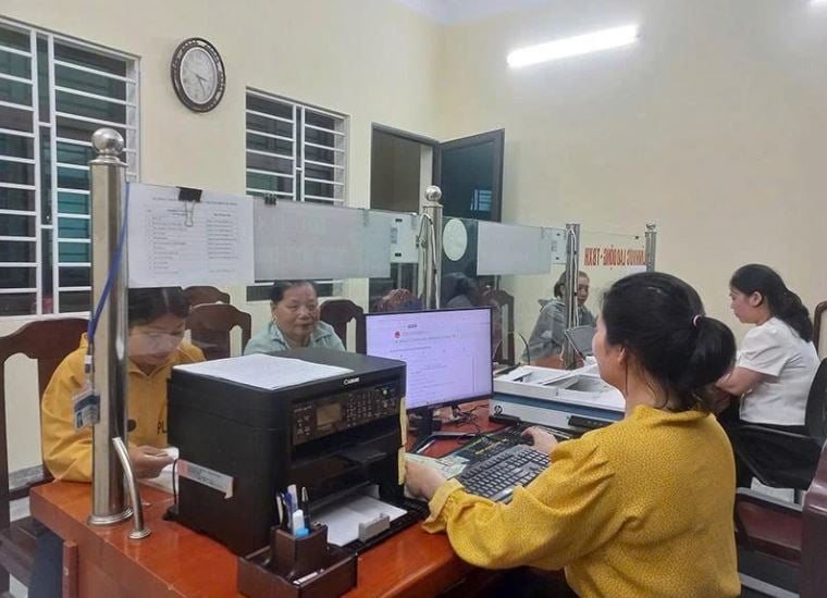 Người dân thực hiện các thủ tục hành chính tại Trung tâm Phục vụ hành chính công xã Hoằng Phú. Ảnh: Báo Thanh Hóa.