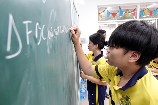 Dạy thêm: Cách nào để chấm dứt tình trạng 'lợi ích nhóm'? - Ảnh 2.