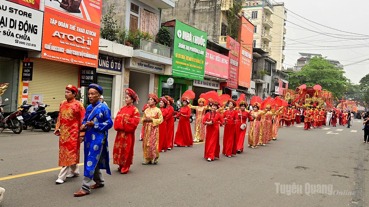 La processione della Dea Madre che ritorna dal palazzo ai templi.